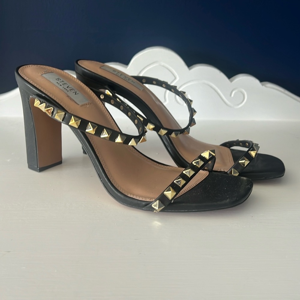 Steve Madden black /gold stud heels